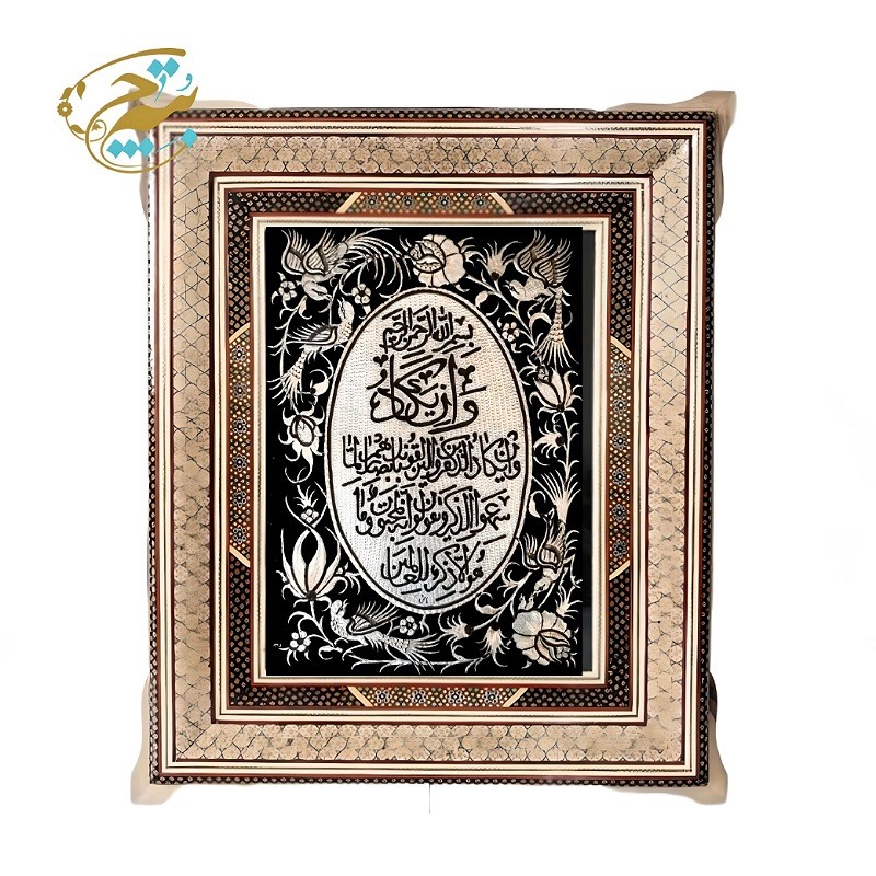 kX58k16ArD5Ig3R7czwbvIW0GVgf0AQdvbx5UYNZPmmXqoep5G.jpg تابلو قلم زنی گل و مرغ با قاب خاتم کاری ترنج با سایز 53 در 63 سانتی متری - Image 1