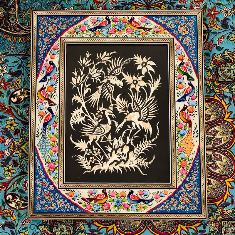 loUEp0wGCyz5d6SD8sF4ykCc0LRvihYC7m5HeYS0bF0OuWN1lr.jpg تابلو قلمزنی رومیزی با قاب خاتم کاری گل و بلبل 28در34 - Image 1
