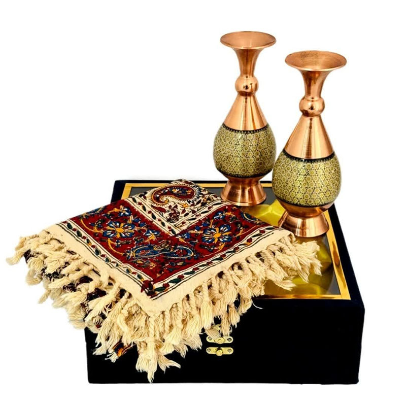 mIm0jR42nlSRTxtOWW0aDizVtfiZp2GsdvQxEjMtMxGfn2y3js.jpg ست هدیه اداری خاتم کاری گلدان و رومیزی قلمکاری - Image 1