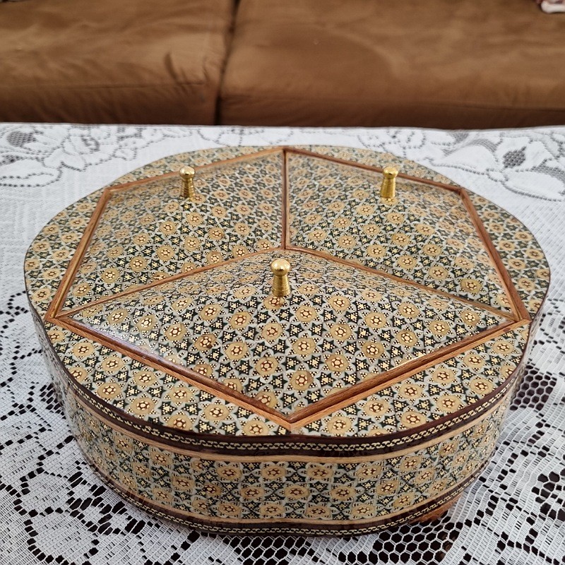 mYHT6DEwEUB9hzyT0Ndw5fOruxTZAlDGqQAiandPLdJivp36uV.jpg شکلات خوری خاتم کاری سه درب طرح گلی شش ضلعی تو راش سایز 23در23 - Image 1