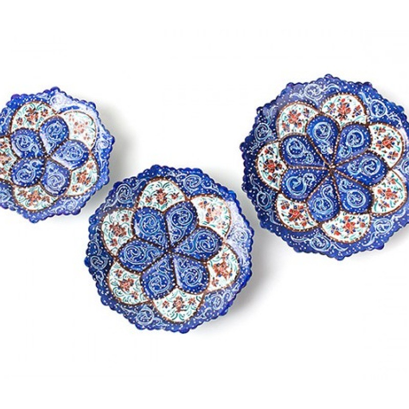 nAmuOGgqxba9wH0v1FrUkP3RQzKRn5VuihBazFfOX1OI4zr1hs.jpg بشقاب دیوار کوب میناکاری سری سه تایی - Image 1