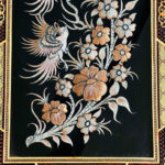 تابلو قلم زنی 50در80 عمودی اثر استاد جعفری با قاب خاتم کاری اعلا - Image 3