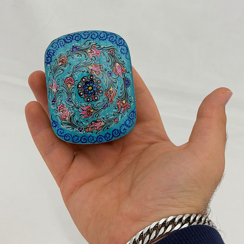sbpaXKsfB6P5qFPKJKHU7LShv2dQhCN48y22lvSm6DdrTk3Pqb.jpg جعبه جاسکه ای خاتم کاری طرح کاشی3 - Image 1