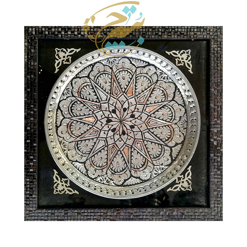 tigYDRTCdHyJCasO2ICRxm8v2gTld5PgfDgMJ43iAJfFAUuVrv.jpg تابلو قلمزنی سینی مسی با قاب اعلا قطر25 - Image 1