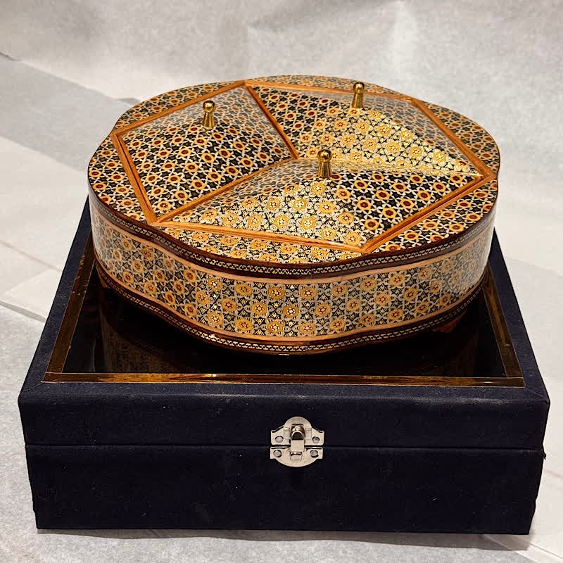 uoBztmp5FRZTsJ22Wt7QY2nfw7CIv96DansV5DfekhyW0gTDDH.jpg شکلات خوری خاتم کاری به همراه جعبه مخمل - Image 1