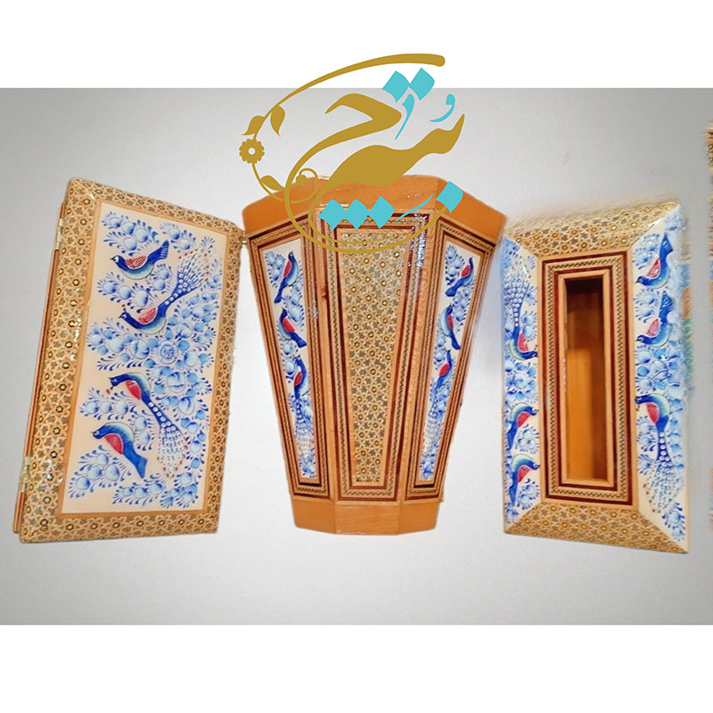 vDTdOfAQ7vB4498SJLX3OZnyxiOeXjNDZP2Zr2dDix15UYlobc.jpg ست سه تیکه خاتم کاری جادستمالی ،جاکاردی،سطل مدل گل و مرغ آبی - Image 1