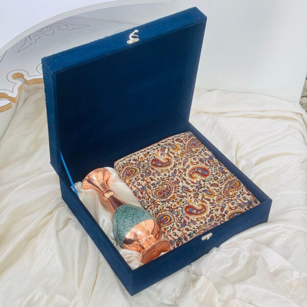 ست هدیه اداری گلدان مس و فیروزه 25 سانتی و رومیزی قلمکاری - Image 3
