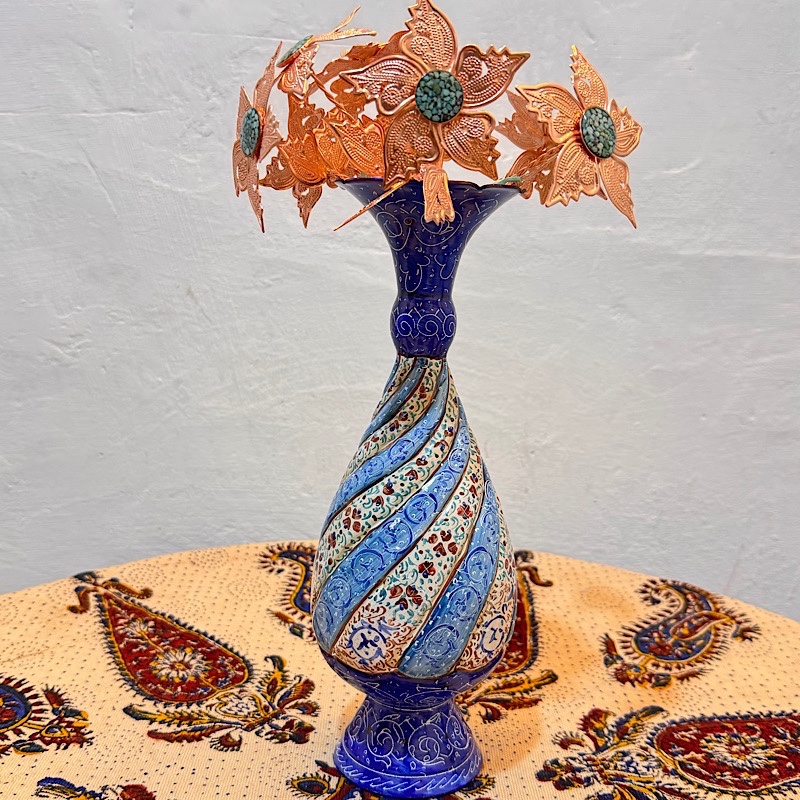 yRaMCIK6aKaXsIXBaHRFGiuiYryWK79gNIWarTPrpEoiXlkYpy.jpg گلدان 25 سانتی میناکاری روی مس - Image 1
