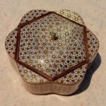 شکلات خوری خاتم کاری چوبی طرح گلی پره وارو قطر ۱۷ - Image 3