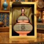 قندان مس و خاتم کاری شالداربه همراه جعبه پلکسی طلایی